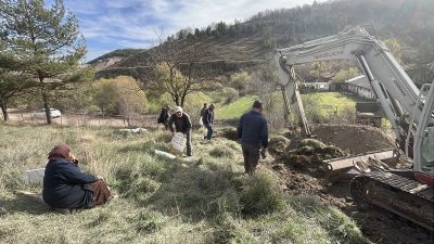 Bolu'da baraj suları altında kalacak mahalledeki mezarlar taşınmaya başlandı.
