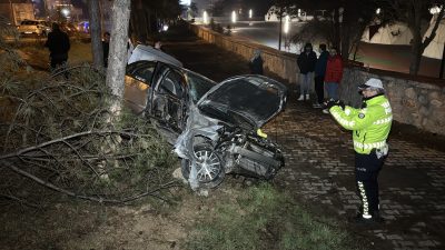 Karabük’te devrilen otomobilin sürücüsü yaralandı. Enes Ö. (19) yönetimindeki 20