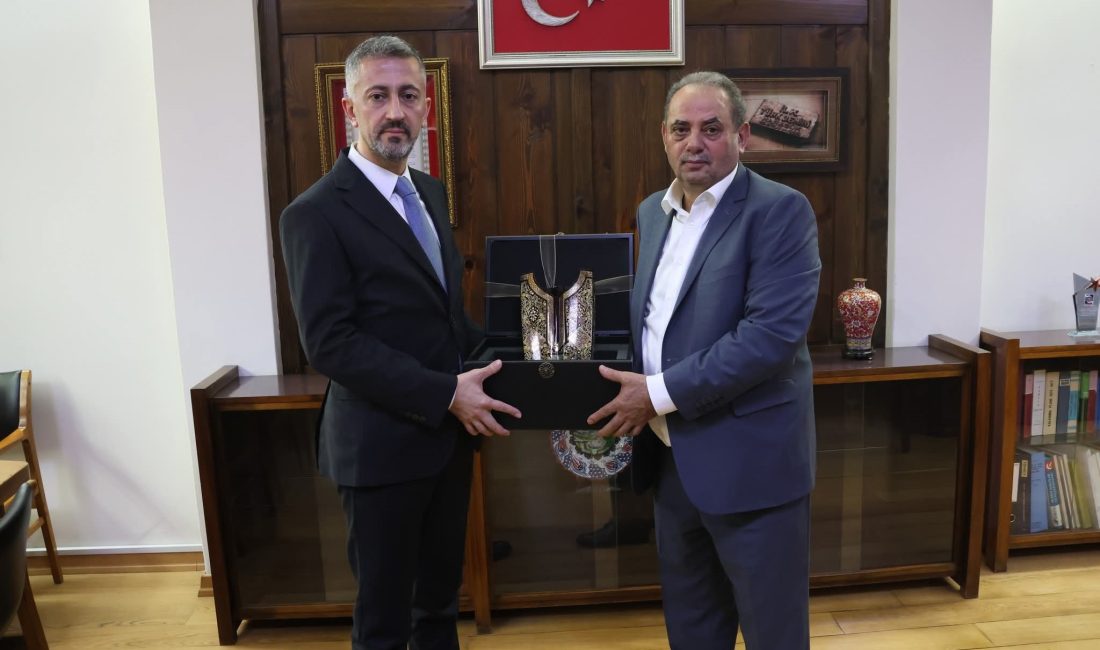 Özçelik İş Sendikası Genel Başkanı Yunus Değirmenci ve beraberindeki heyet