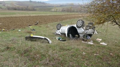 Kastamonu’nun İhsangazi ilçesinde otomobilin devrilmesi sonucu 2 kardeş hayatını kaybetti.
