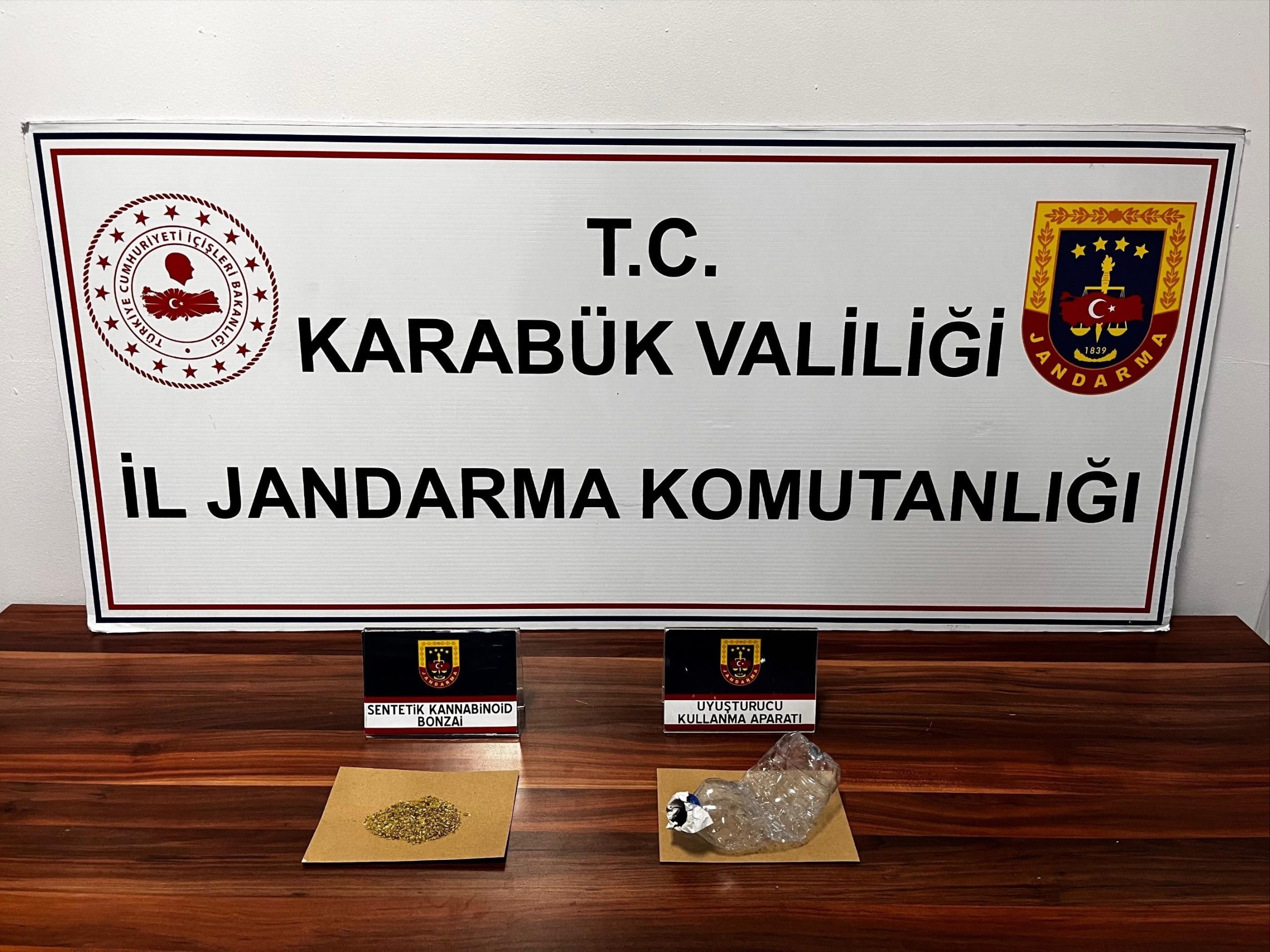 Karabük ve Safranbolu’da düzenlenen operasyonlarda uyuşturucu madde ve düzenekler ele