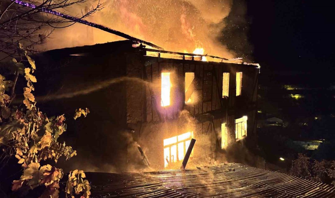 Karabük’ün Safranbolu ilçesinde iki katlı ahşap evde çıkan yangını söndürme