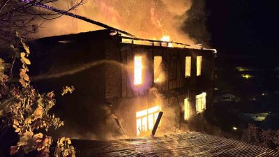 Karabük’ün Safranbolu ilçesinde iki katlı ahşap evde çıkan yangını söndürme