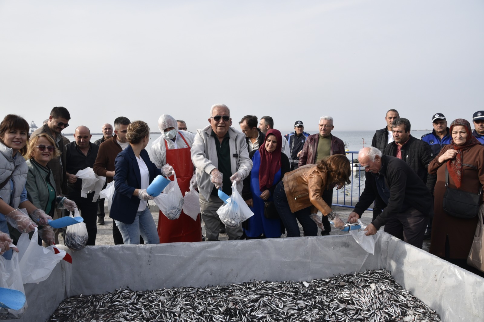 Zonguldak'ta hamsi festivalinde 10 ton balık dağıtıldı