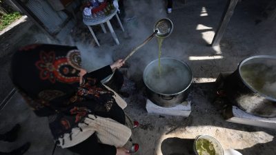 Düzce'de KOSGEB'den aldığı destekle, annesinden öğrendiği şeker kamışı pekmezini markalaştıran