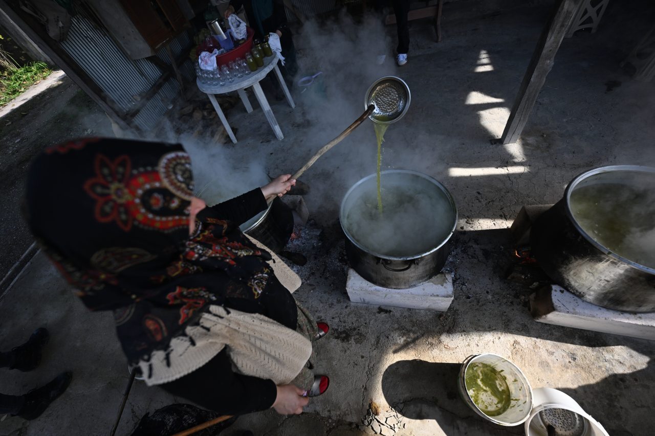Düzce'de KOSGEB'den aldığı destekle, annesinden öğrendiği şeker kamışı pekmezini markalaştıran