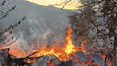 Karabük’ün Yenice ilçesinde ahşap evde çıkan yangında 5 kişi dumandan
