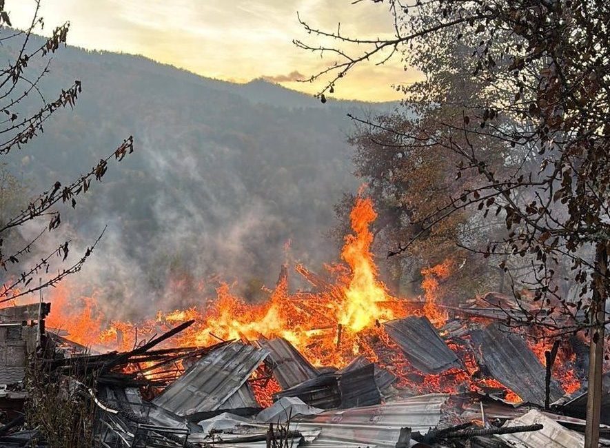 Karabük’ün Yenice ilçesinde ahşap evde çıkan yangında 5 kişi dumandan