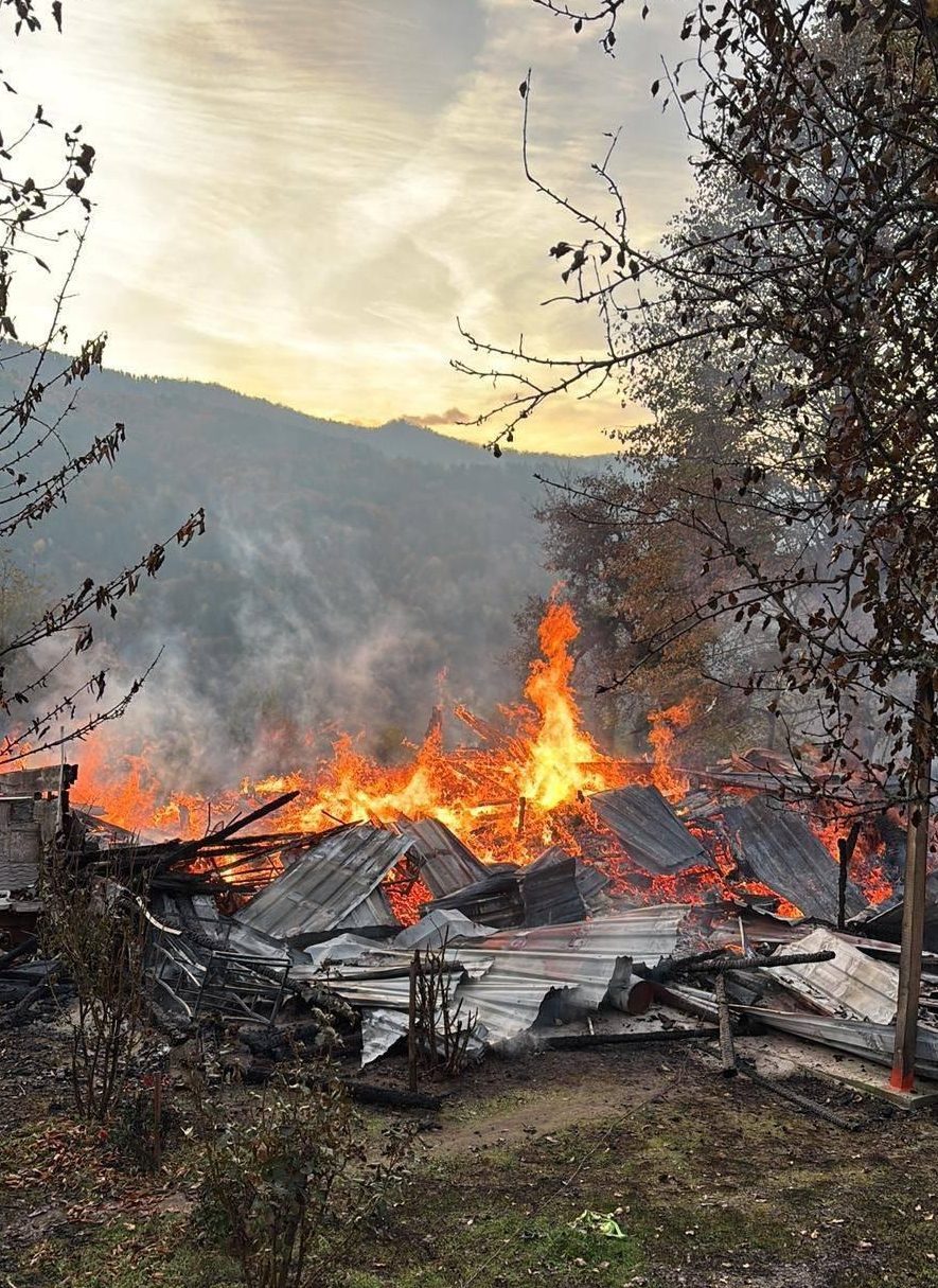 Karabük’ün Yenice ilçesinde ahşap evde çıkan yangında 5 kişi dumandan