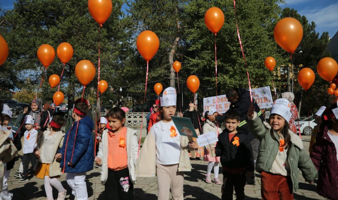 Karabük’ün Eflani ilçesinde ana sınıfı öğrencileri, lösemi hastalığına dikkati çekmek
