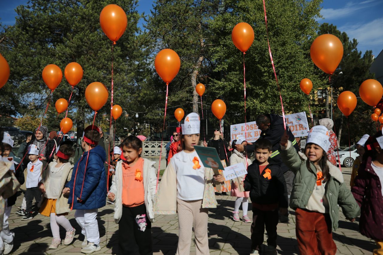 Karabük’ün Eflani ilçesinde ana sınıfı öğrencileri, lösemi hastalığına dikkati çekmek