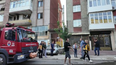 Karabük’te apartmanın ikinci katında çıkan yangın itfaiye ekiplerince söndürüldü. Bayır