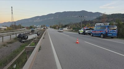 Karabük’te otomobilin devrilmesi sonucu yaralanan 2 kişi hastanede tedavi altına
