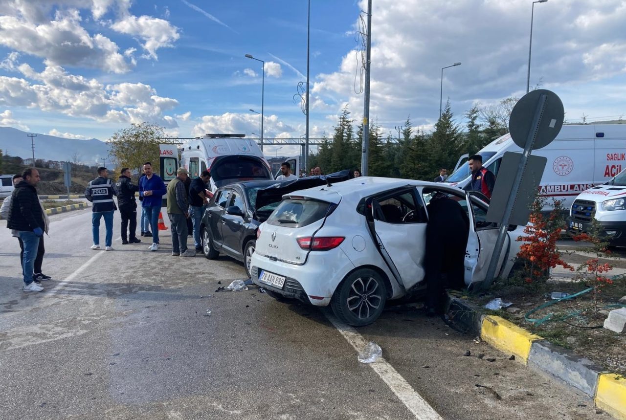 Karabük’ün Eskipazar ilçesinde iki otomobilin çarpışması sonucu 7 kişi yaralandı.