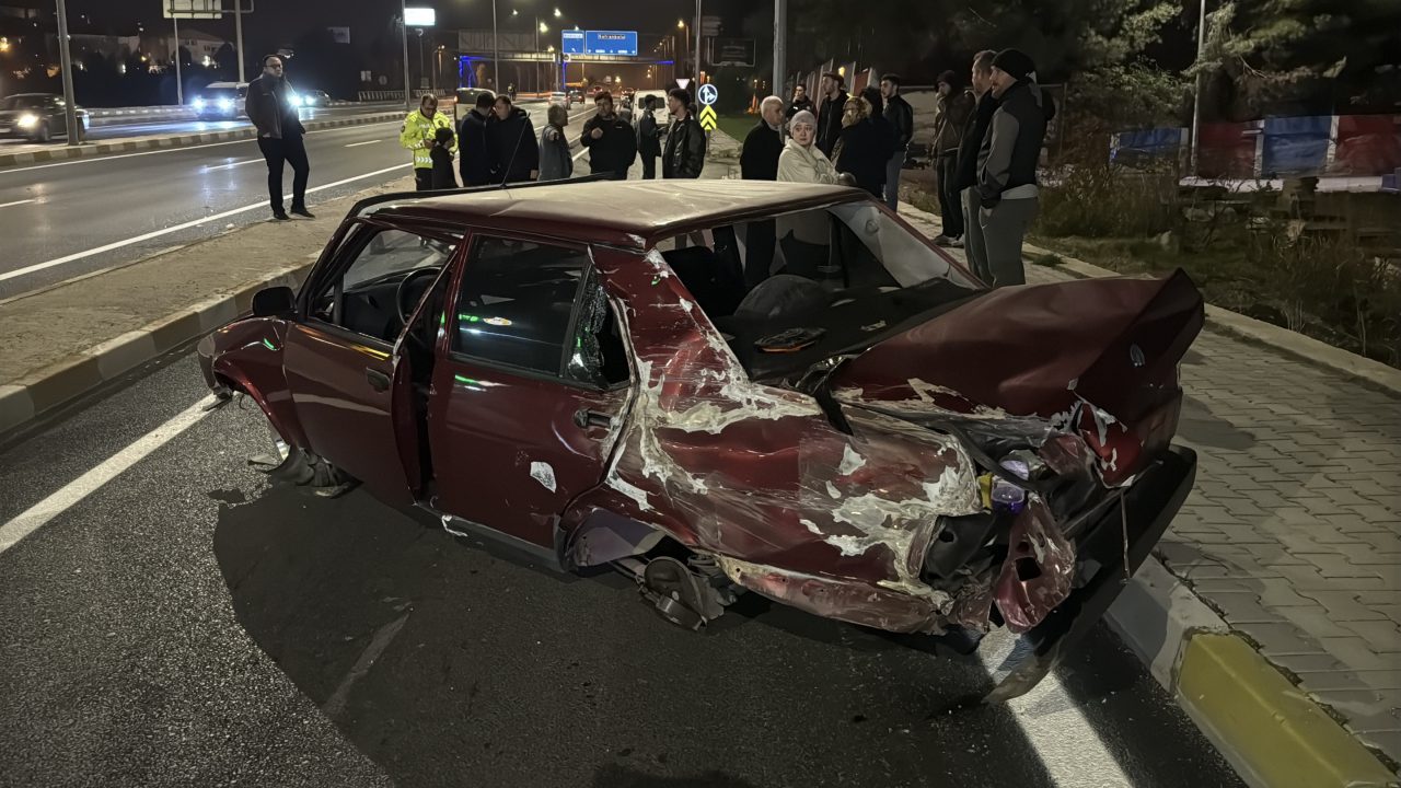 Karabük’te minibüsle çarpışması sonucu yaralanan otomobilin sürücüsü hastaneye kaldırıldı. Y.E.
