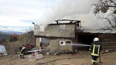 Kastamonu’nun Azdavay ve Taşköprü ilçelerinde çıkan yangınlarda 2 evde hasar