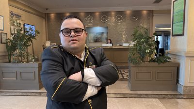 Zonguldak'ta bir otelde bellboy olarak çalışan down sendromlu Emre Ortahisar,