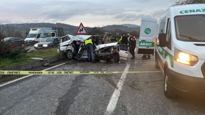  Zonguldak’ın Çaycuma ilçesinde otomobilin kamyona çarpması sonucu 1 kişi hayatını
