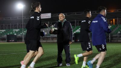 Zonguldak'ın Kozlu ilçesinde futbol sevdalısı emekli madenci Özdemir Dayanıklı, devraldığı