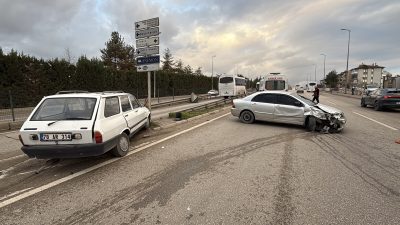 Karabük’te 2 otomobilin çarpıştığı kazada 1 kişi yaralandı. A.Ö. idaresindeki