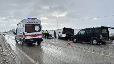 Kastamonu’nun Seydiler ilçesinde kamyonetin şarampole düşmesi sonucu 7 kişi yaralandı.
