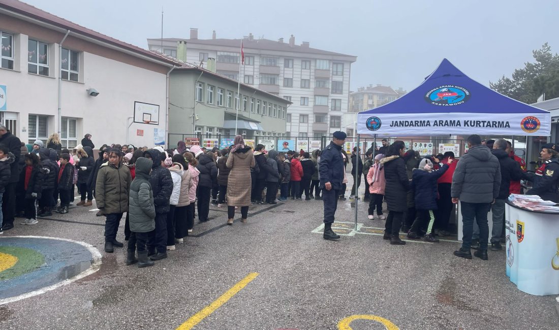 Kastamonu İl Jandarma Komutanlığı ekipleri tarafından Devrekani ilçesinde ilkokul öğrencilerine
