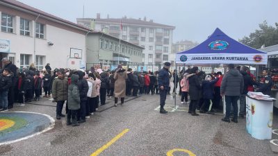 Kastamonu İl Jandarma Komutanlığı ekipleri tarafından Devrekani ilçesinde ilkokul öğrencilerine
