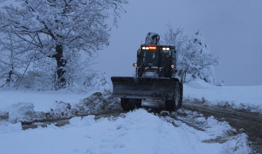 Kastamonu’da kar yağışı nedeniyle yolu kapanan köyde rahatsızlanan kadın, ekiplerin