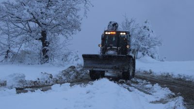 Kastamonu’da kar yağışı nedeniyle yolu kapanan köyde rahatsızlanan kadın, ekiplerin