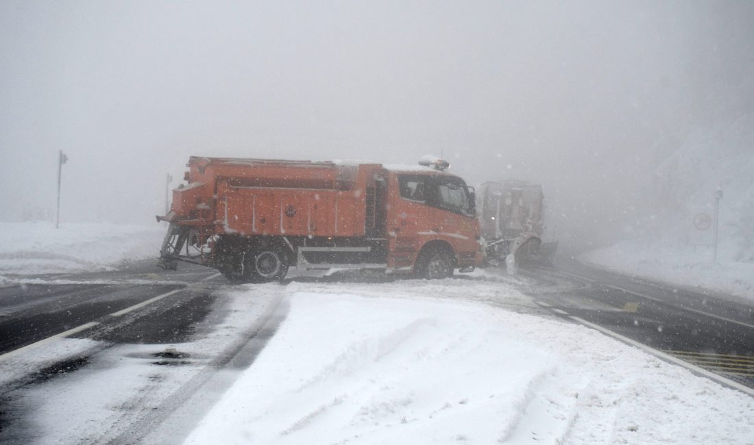 Anadolu Otoyolu’nun Bolu Dağı Tüneli kesiminde kar yağışı aralıksız sürüyor.