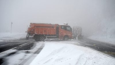 Anadolu Otoyolu’nun Bolu Dağı Tüneli kesiminde kar yağışı aralıksız sürüyor.