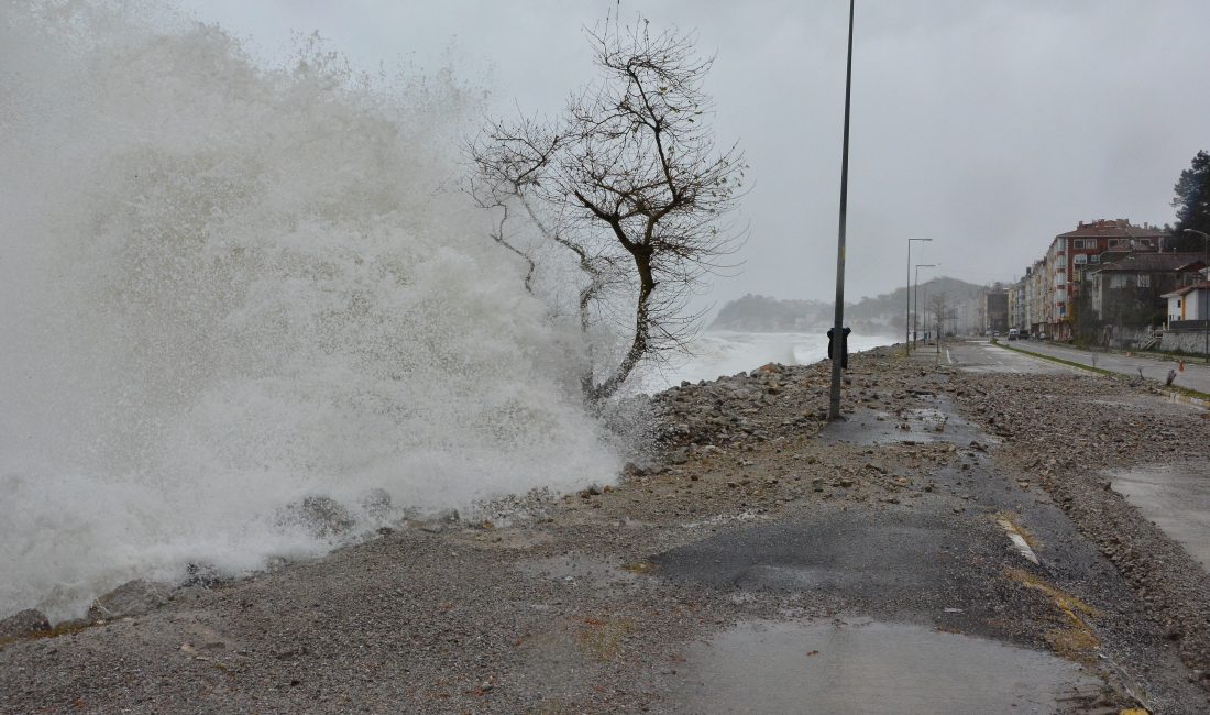 Kastamonu’nun Karadeniz’e sahili bulunan ilçeleri İnebolu ve Abana’da etkili olan