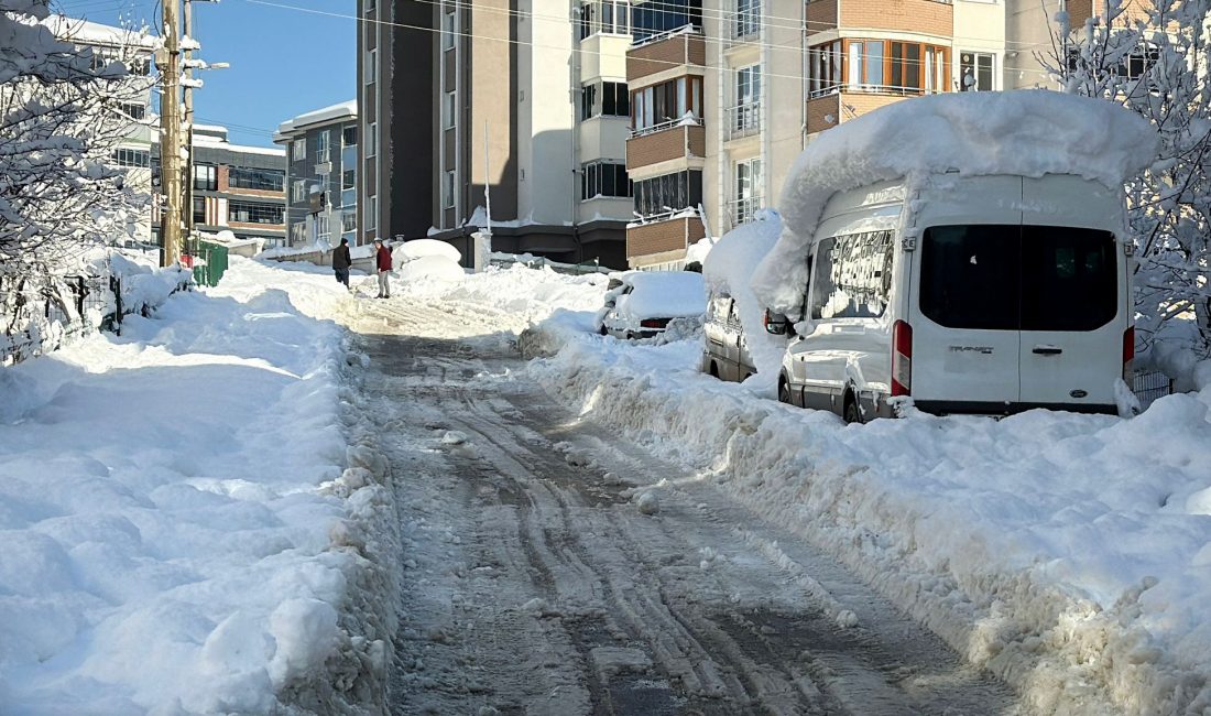 Karabük kent merkezinde kar kalınlığı 75 santimetre ölçüldü. Valilikten yapılan