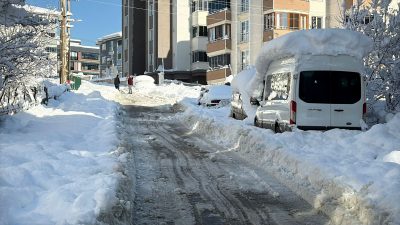 Karabük kent merkezinde kar kalınlığı 75 santimetre ölçüldü. Valilikten yapılan