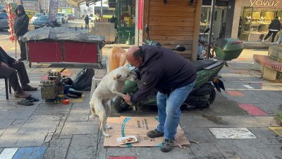 Zonguldak’ın Alaplı ilçesinde ayakkabı boyacılığı yapan Hüseyin Öztürk, kazancının yarısını