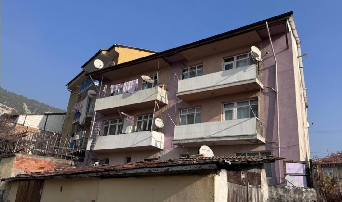 Karabük’te bir kişi, sabah saatlerinde evinin önünde hareketsiz halde bulundu.