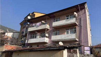 Karabük’te bir kişi, sabah saatlerinde evinin önünde hareketsiz halde bulundu.