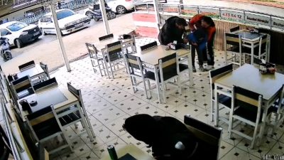 Karabük‘te bir börekçide çalışan kurye, boğazına cisim kaçan çocuğu Heimlich