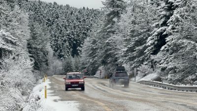 Karabük’ün yüksek kesimlerinde kar yağışı etkili olurken ekiplerin kar küreme
