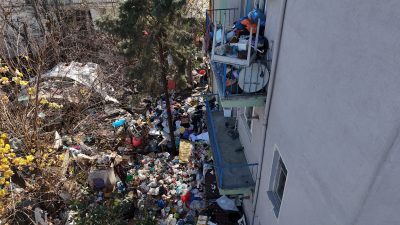 Karabük’te mahalle sakinlerinin ihbarı üzerine bir eve giden belediye ekipleri,