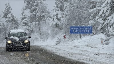 Karabük’te dün gece saatlerinden itibaren etkili olan yoğun kar yağışı,