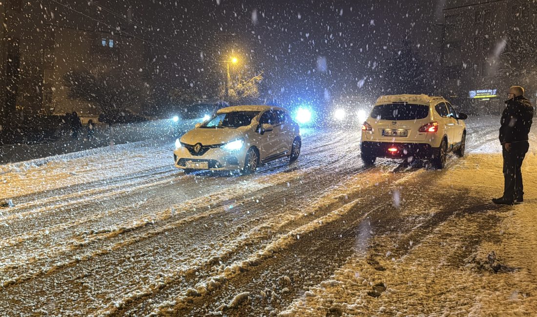 Karabük’te etkili olan kar yağışı sürücülere zor anlar yaşatırken, çocuklara