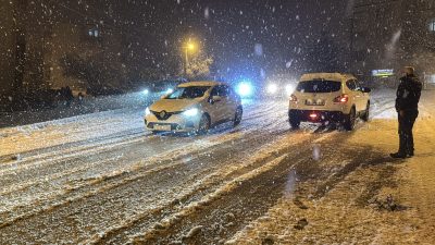Karabük’te etkili olan kar yağışı sürücülere zor anlar yaşatırken, çocuklara