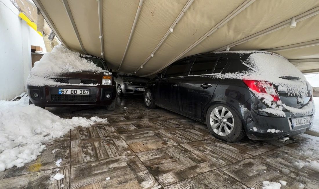 Karabük’ün Safranbolu ilçesinde kar ağırlığına dayanamayan bir garajın çökmesi sonucu