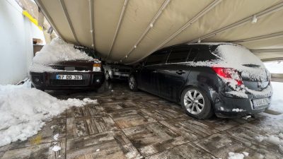 Karabük’ün Safranbolu ilçesinde kar ağırlığına dayanamayan bir garajın çökmesi sonucu