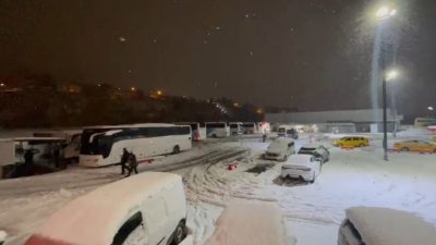 Kar yağışı ve bazı tırların makaslaması nedeniyle İstanbul istikametine trafiğin
