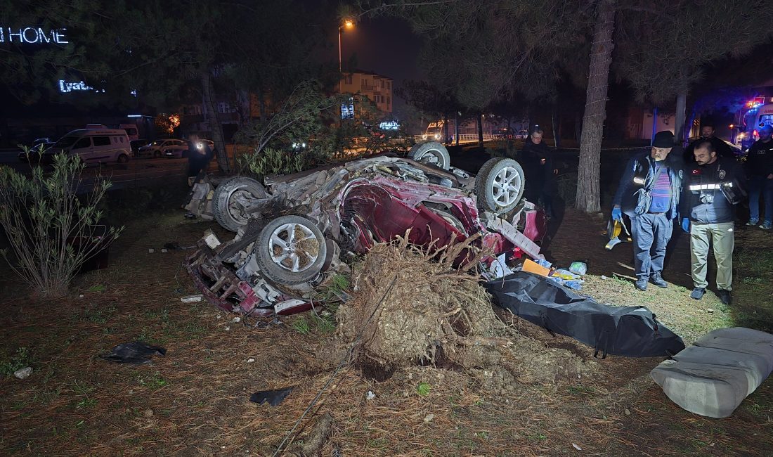 Karabük’te sürücüsünün kontrolünü kaybettiği otomobilin refüjdeki ağaca çarpıp takla attığı