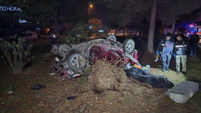 Karabük’te sürücüsünün kontrolünü kaybettiği otomobilin refüjdeki ağaca çarpıp takla attığı