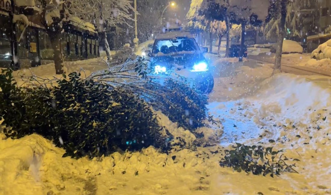 Karabük’ün Safranbolu ilçesinde etkisini sürdüren kar yağışı nedeniyle birçok noktada