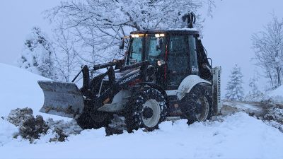 Kastamonu’da kar nedeniyle kapanan köy yollarının açılması için İl Özel
